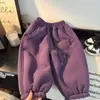 Calça de Inverno Infantil Estilo Novo com Forro de Lã Espessada Estilosa Versátil para Meninos e Meninas Calça Jogger Outdoor para Crianças Roupas Infantis