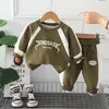 Conjunto de Duas Peças Estilo Inglês para Meninos e Meninas Bebês Primavera e Outono Conjunto de Moletom Infantil 2026 Primavera e Outono Novo Modelo Estiloso para Bebês