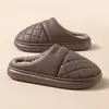 Pantuflas de algodón impermeables de cuero PU para hombre en invierno, pantuflas cálidas de EVA para interior, anticongelantes y antideslizantes, adecuadas para usar en exteriores, pantuflas de pareja para mujer en invierno