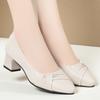 Zapatos de mamá de suela blanda de cuero suave primavera/verano 2023 nuevos zapatos de mujer cómodos de talla grande zapatos de cuero para mujeres de mediana edad y mayores sin cordones