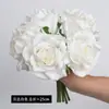 Hidratante y suave al tacto, este juego de 5 rosas artificiales es perfecto para decorar tu sala de estar o tu hogar.. Estas flores artificiales ofrecen un toque de lujo y son ideales para la decoración del hogar transfronteriza al por mayor.