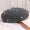 Fabricante de Boinas de Lana Pura Ofrece Personalización en Lotes Pequeños de Sombreros Artísticos Estilo Japonés Hechos a Mano con Perlas y Pedrería con Producción Rápida de Muestras en 7 Días
