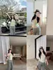 Camisole sexy com estampa de bolinhas estilo "garota ousada", costas cruzadas, com sutiã embutido, corte justo, top moderno e versátil