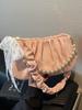 Bolso de mano francés de nicho, popular este año, con plisado bajo las axilas y cuentas, bolso cruzado de textura de alta gama para uso diario.