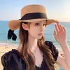 Sombrero de Paja de Ala Plana con Lazo y Borde Deshilachado Versátil Protección Solar de Playa Moda de Verano Sombrero de Paja Tejido para Vacaciones de Mujer