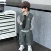 2138 Conjunto de Colete Masculino para Primavera e Outono Estilo de Rua Colete de Trabalho Infantil 2026 Novo Conjunto de Três Peças Roupas de Bebê