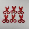 Suministros semanales para niños directo de fábrica en stock juguetes de madera tallada tijeras pequeñas con borlas tijeras decorativas rojas