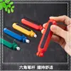 Porta tiza magnético de doble resorte de 4 piezas en caja, protector de mano a prueba de polvo tipo prensa automática, para niños y maestros