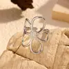 Joyería de Acero de Titanio Chenhe para Mujer Diseño de Nicho de Gama Alta Moda Joyería de Mano Acero Inoxidable Flor Anillo Abierto que No se Desvanece