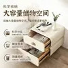 Mesita de noche de color crema con acolchado suave, esquinas redondeadas, doble cajón y patas de madera maciza, un mueble de almacenamiento simple y práctico para el dormitorio