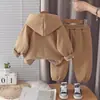 Nuevo conjunto invernal casual de tres piezas estilo japonés para bebés y niños pequeños, con una sudadera con capucha, un lazo y un cárdigan con cremallera