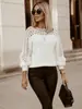 Nueva colección de primavera y otoño de suéteres de punto fino, con intrincados diseños de calados, mangas largas y una mezcla de cachemir y lana para un look moderno y versátil.