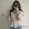 Camisa personalizada con escote cuadrado y una abertura en el dobladillo