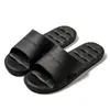 Sandalias y pantuflas simples con agujeros para el baño del hogar de las mujeres antideslizantes para uso en pareja masculinas para bañarse hotel casa de huéspedes pantuflas al por mayor