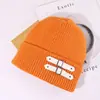 Gorro de Tricô com Fivela de Couro Estilo Americano para Homens e Mulheres, Comércio Transfronteiriço Outono e Inverno, Chapéu de Lã Versátil Emagrecedor, Chapéu Quente e à Prova de Frio
