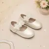 Sapatos de princesa infantis macios e antiderrapantes para festas, casamentos, apresentações, com velcro e decorações florais, sapatos Mary Jane de um único fecho em estilo doce