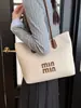 Bolsa de Ombro Casual Nicho Retrô de Grande Capacidade Feminina Nova Moda Outono 2025 e Bolsa Tote Prática para o Dia a Dia