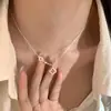 Collar de Trébol de Cuatro Hojas Hueco Incrustado de Diamantes para Mujer, Lujo Ligero, Gama Alta, Exquisito, Versátil, Adecuado para el Viaje Diario, Colgante de Zirconia, Cadena para la Clavícula