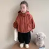 Chaqueta de algodón con capucha para niña con ribete de volantes, nuevo estilo invierno 2026, atuendo de otoño moderno y elegante, abrigo de algodón casual súper lindo