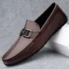 Novos mocassins de couro genuíno, sapatos casuais masculinos de couro para todas as estações, design slip-on, fáceis de calçar, adequados para dirigir, respiráveis, couro macio e sola macia