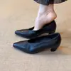 Temporada do Primeiro Encontro: Salto Alto Minimalista Retrô Bico Fino Corte em V, Novo Sapato Raso de Salto Grosso para o Trabalho