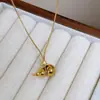 Colar de Aço Titânio Banhado a Ouro Cabacinha da Sorte Cor Dourada Antiga Caractere da Sorte Corrente para Clavícula Tendência Feminina Design de Nicho Gargantilha