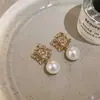 Brinco de Clipe para Orelha Pérola Oca Redonda Zircônia Banhado a Ouro Real 18K Estilo Francês Brincos Inspirados em Chanel com um Design Único