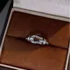 Nuevo anillo de hebilla de herradura retorcida estilo francés para mujer, diseño de nicho ins, adornado con diamantes, anillo de dedo índice abierto de moda