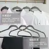 Cabides de veludo flocado OEM para crianças, tecido antiderrapante, design que economiza espaço, cabides de exposição para lojas de roupas infantis