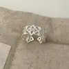Anel de Flor de Cruz Vazada Retro de Luxo Leve com Zircônia para Mulheres, Único e Elegante, Sensação de Alto Padrão, Acessório Versátil para o Dia a Dia