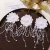 Accesorios florales: Horquilla DIY con borla color crema, cuentas, malla, flores de margarita, zapatos y calcetines.