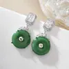 2026 Nuevo Modelo Lujo Ligero Exquisitos Pendientes Colgantes para Mujer de Calcedonia Verde con Hebilla de Seguridad de Jade Imitación