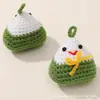 Pingente de Crochê Feito à Mão em Formato de Bolinho de Arroz Pegajoso de Alta Qualidade, um Acessório de Boneco Zongzi Estilo Desenho Animado para Bolsas durante o Festival do Barco-Dragão