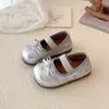 Zapatos de cuero estilo dulce para niños con bordado de corazón, adecuados para niñas de 3 a 6 años, con suelas suaves, estilo princesa y un nuevo diseño de otoño con un diseño sin cordones y suela plana.