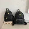 Nueva mochila con relieve en forma de corazón transfronteriza para estudiantes, bolsa ligera para viajes diarios, mochila pequeña de nicho de lujo ligero