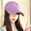 Gorra de Béisbol Suave con Bordado de Corazón Morado para Mujer con Visera Ancha, Tacto de Alta Gama, Sombrero de Uso Diario para Circunferencia de Cabeza Grande