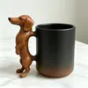 Caneca de resina com imitação de grão de madeira e alça de dachshund, escultura tridimensional criativa em forma de cachorro para beber, xícara de chá e café