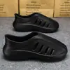 Nuevas Mules de Verano Puras Originales Versátiles Perforadas Réplica Mismo Estilo que Kobe Punta Cerrada Bolso Hombres Mujeres Chanclas de Media Cobertura Negro Blanco