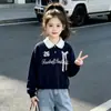 Conjunto de Dos Piezas para Niñas de Primavera y Otoño Estilo Coreano Moda Sudadera con Cuello Polo Recortado de Encaje Patchwork Jeans Dulces con Lazo