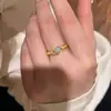 Anillo Flotante de Diamante Imitación Dorado Cepillado para Mujer, Diseño de Nicho, Lujo Ligero, Sensación Elegante y de Alta Gama, Anillo Versátil para el Dedo Índice
