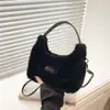 Bolsa de mão de pelúcia para comércio exterior para mulheres, nova coleção outono/inverno 2026, bolsa de ombro/transversal moderna e popular para o dia a dia