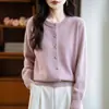 Diseño de cárdigan de moda abotonado con cuello redondo engrosado, cálido con pedrería colorida, simple y elegante para ir al trabajo, ropa de mujer en un generoso color verde lago