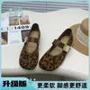 Zapatos Mary Jane de gamuza estilo francés para mujer que aumentan la altura, nuevo modelo de verano 2026, zapatos de una sola tira con velcro de corte bajo