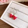 Brincos Pingente de Morango com Gotejamento de Óleo Agulha de Prata para Mulheres, Estilosos e Únicos, Acessórios de Orelha Frescos e Doces com um Design de Nicho