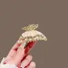 Presilha de Cabelo Borboleta com Gota de Óleo, Strass e Pérola, Design de Nicho Médio para Mulheres, Presilhas Shark para Coques de Verão