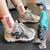 Tênis Esportivo Infantil 2026 Outono Novo Modelo Popular para Meninos e Meninas, Tênis Casual da Moda para Uso Externo com Sola Macia e Característica Antiderrapante
