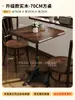 Combinação Retro de Mesa e Cadeira de Café Cadeira para Loja de Sobremesas e Padaria Mesa de Madeira Maciça Comercial para Loja de Chá com Leite Restaurante Americano Ocidental