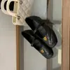 Zapatos Mary Jane de Correa Única Estilo 2026 con Cuña Oculta, Diseño a Cuadros y Adornos de Flor Metálica para Mujer, Adecuados para Combinar con Vestidos