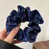 Goma para el pelo scrunchie de tela estampada estilo retro vintage con pedrería de cielo estrellado de alta gama y estampado de moño de color sólido