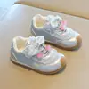 Sapatos Agan com Pingente de Cereja para Meninas 2026 Outono Nova Moda Versátil Leve Tênis Casual Esportivo para Bebês Meninas